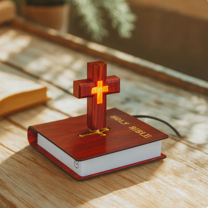 Lewitujący Krzyż nad Biblią