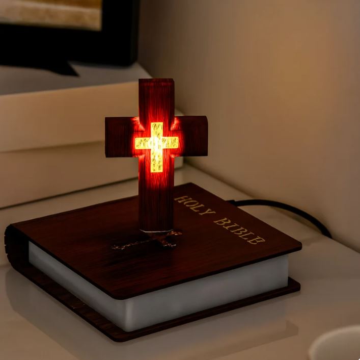 Lewitujący Krzyż nad Biblią